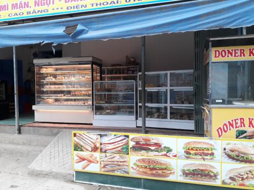 Bảo LạcにあるViet Hoang Hotel Bao Lacのサンドイッチやホットドッグを展示したフードスタンド