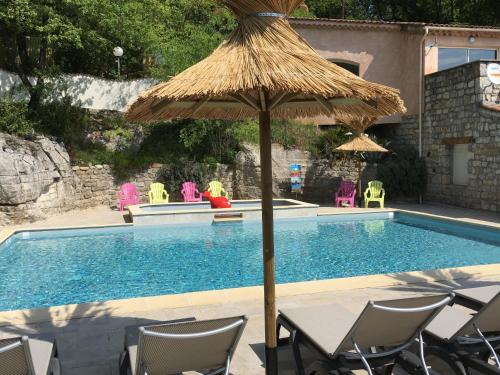 Bazén v ubytování Camping Chalets Les Chênes Verts nebo v jeho okolí