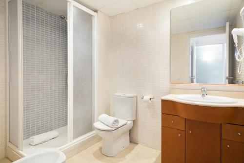 een badkamer met een toilet, een wastafel en een douche bij Salou Med Apartamentos in Salou