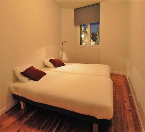 パンプローナにあるCasa de San Ferminesのベッドルーム1室(ベッド2台、窓付)