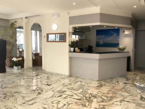 Predvorje ili recepcija u objektu Hôtel Le Dauphin