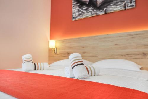 um quarto com uma cama com meias listradas em Vila More em Grebaštica