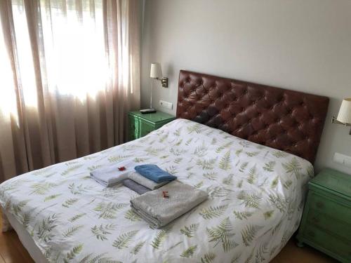 1 dormitorio con 1 cama con 2 toallas en Puerto 9, en Huelva