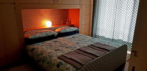 een slaapkamer met een bed met een lamp erop bij Il Terrazzo sul Tigullio in Rapallo
