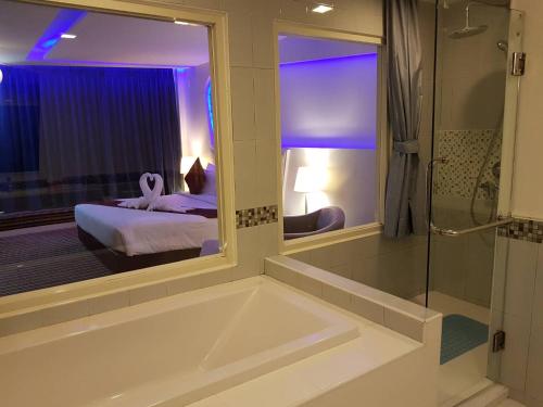 En eller flere senge i et værelse på The Paradiso JK Design Hotel