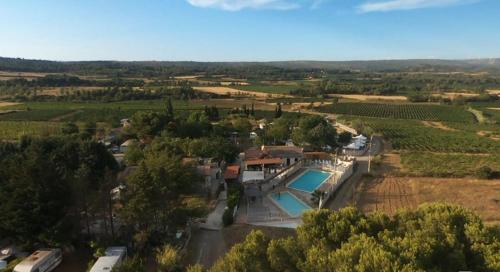 Camping Borepo في Villeveyrac: صورة جوية لمنزل به مسبح