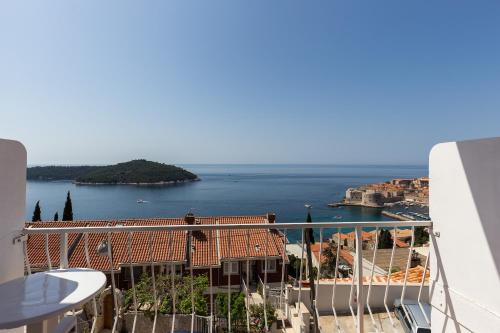 ein Blick auf das Meer vom Balkon eines Gebäudes in der Unterkunft Beautiful Nest Rooms in Dubrovnik