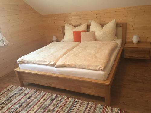 Kirchdorf的住宿－Ferienwohnung Steirerbusserl，卧室配有一张带白色床单和枕头的大床。