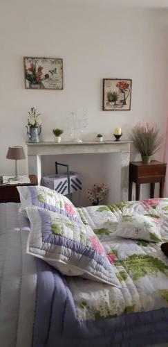 ein Schlafzimmer mit einem Bett mit Kissen darauf in der Unterkunft Casa san salvadore in Favalello