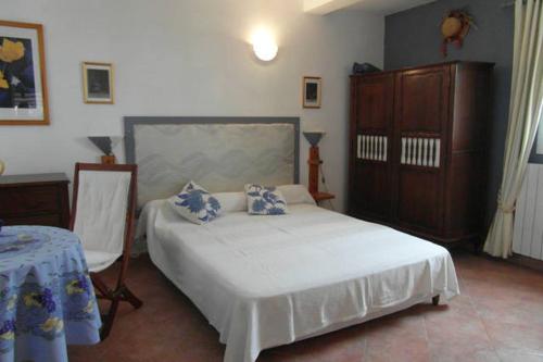 Valle-di-CampoloroにあるStudio vue mer et plaineのベッドルーム1室(ベッド1台、ドレッサー、テーブル付)