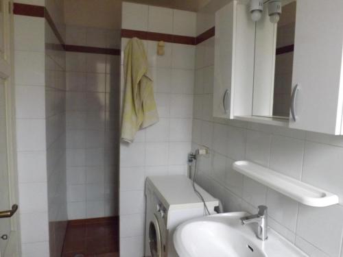 a bathroom with a washing machine and a sink at Appartamento Angelina in Stresa