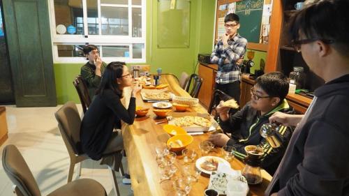 台東市的住宿－十七歲咖啡宿舍，一群坐在桌子旁吃饭的人