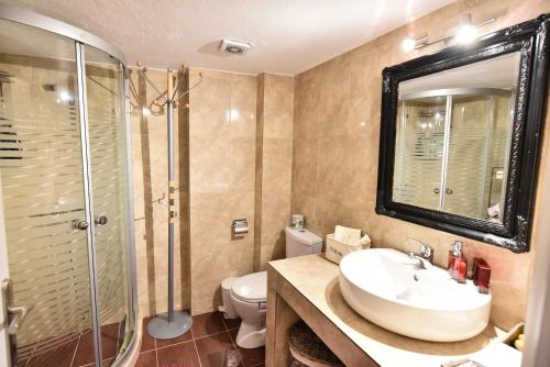 Ένα μπάνιο στο Queens Bed&Rest Luxury Apartment