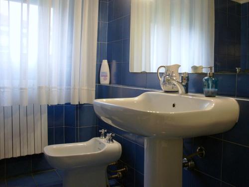 A bathroom at La Coccinella Guest House
