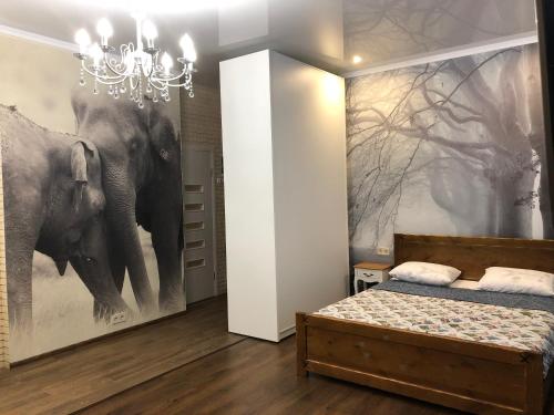 una camera da letto con un grande murale di un elefante di Zhemchuzhnie apartments on Marselskaya a Odessa