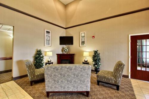 Μια τηλεόραση ή/και κέντρο ψυχαγωγίας στο Magnolia Inn and Suites Pooler