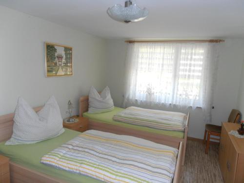 Tempat tidur dalam kamar di Ferienhaus Golm, 04924 Zobersdorf