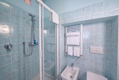 タオルミーナにあるQuirino's houseのバスルーム(シャワー、トイレ、シンク付)