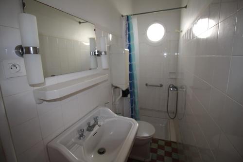 une salle de bain avec un lavabo, des toilettes et un miroir dans l'établissement V-T3- VILLA 200m PLAGE !, à Canet