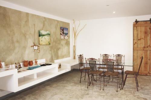 een kamer met een tafel en stoelen en een eetkamer bij Casa Pau in Santa Maria