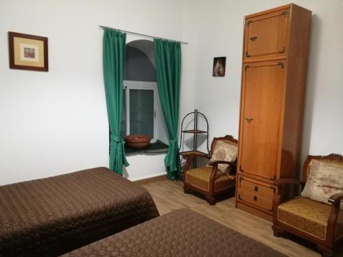 ラスパルマス・デ・グランカナリアにあるResidencia Los Conejos - Bike & Motorbikeのベッドルーム1室(ベッド2台、ドレッサー、窓付)
