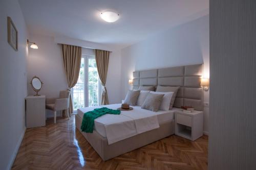 Una cama o camas en una habitación de Apartments Captain's Villa