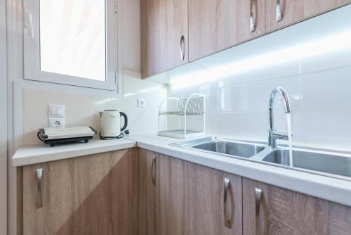 Kuchyňa alebo kuchynka v ubytovaní Stylish Athenian Flat