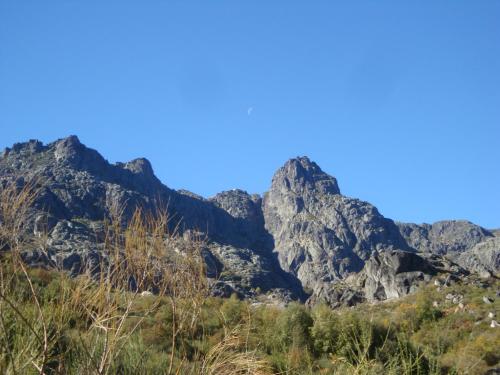 a view of the mountains from the trail at O Sótão do Mé-Mé in Manteigas