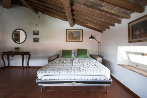 una camera con letto in una stanza con soffitti in legno di Charme con Parcheggio a Lucca
