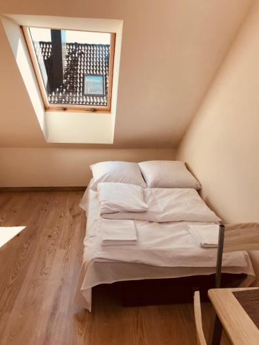 a bed in a room with a window at Baltic Vip Apartamenty Letnie w Rewalu in Rewal