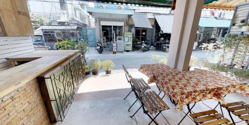 een patio met een tafel en stoelen op een balkon bij Home & Hashery Boutique House in Bangkok