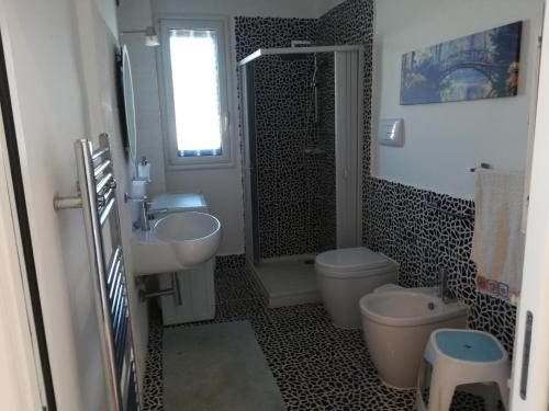 uma casa de banho com um chuveiro, um WC e um lavatório. em Villa Selinus 6598 em Castelvetrano Selinunte