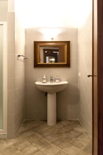 a bathroom with a sink and a mirror at Agriturismo Podere Rondinaio in Lamporecchio