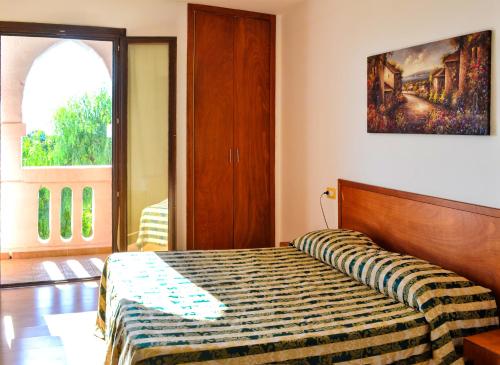 Hotel Nicolaj في بولينيانو آ ماري: غرفة نوم بسرير ونافذة