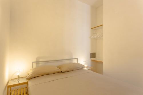 カステッランマーレ・デル・ゴルフォにあるCarusi Studioのベッドルーム1室(白いベッド1台、枕2つ付)