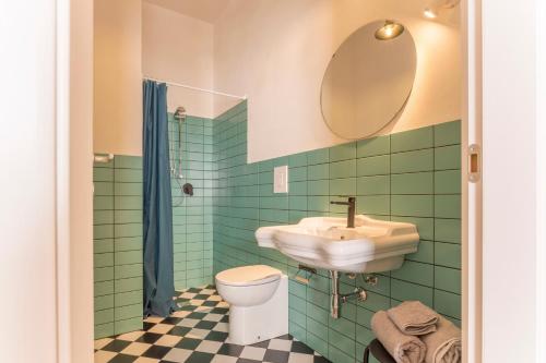 カステッランマーレ・デル・ゴルフォにあるCarusi Studioのバスルーム(洗面台、トイレ、鏡付)