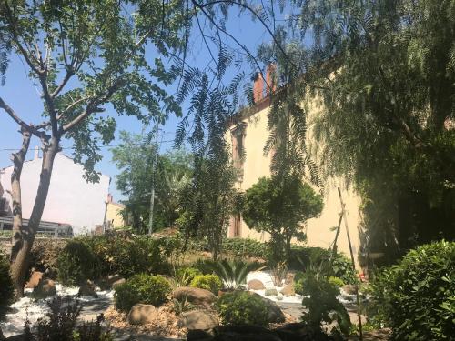 a garden in front of a building at Stone House with Garden in Cunda/Ayvalik in Ayvalık