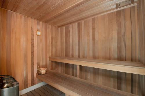una sauna con pareti in legno e mensola in legno di Ocean Pacific Resort - Official a Gold Coast