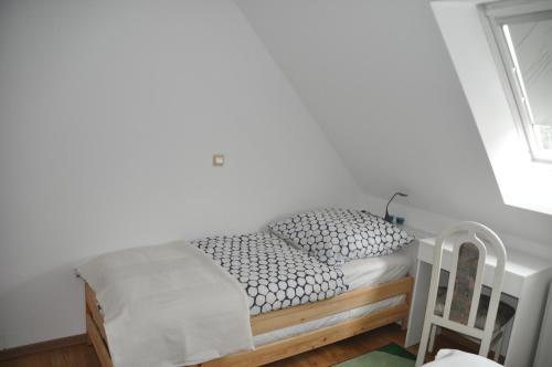 マクデブルクにあるGästewohnung Magdeburgの白いベッドルーム(ベッド1台、窓付)