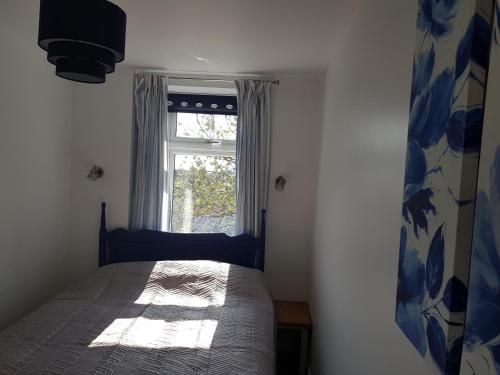 - une chambre avec un lit et une fenêtre dans l'établissement The Old Albion at Plover Cottage Lindley, à Huddersfield