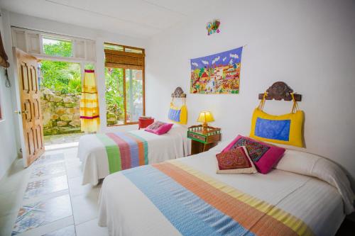 Una cama o camas en una habitación de Posada Las Bromelias