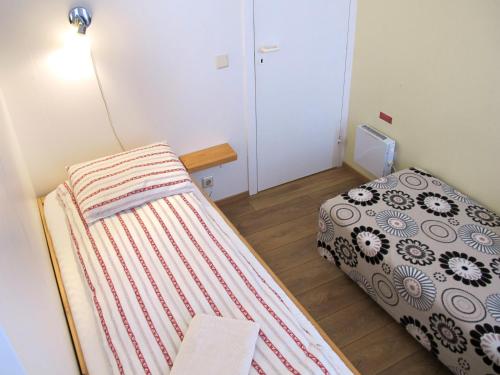 a small room with a bed and a bed sqor at Guesthouse Húsid in Hlíðarendi
