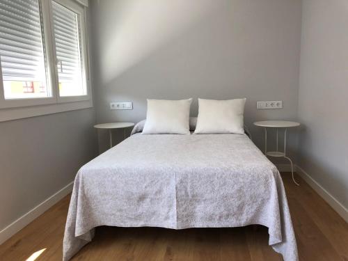 a white bedroom with a bed with a blanket at Apt Moderno céntrico y soleado in Pontevedra