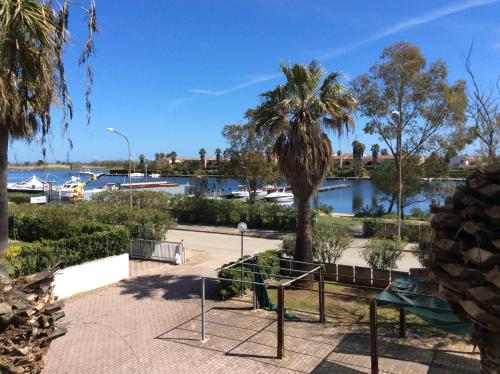 - Vistas a un parque con palmeras y al puerto deportivo en Appartamento in residence Laghi di Sibari en Sibari