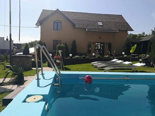 Bazén v ubytování Casa De Vacanta Silvia Varmaga nebo v jeho okolí