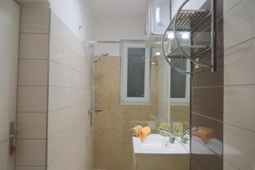 a bathroom with a sink and a shower at Studio apartman Mia in Stobreč
