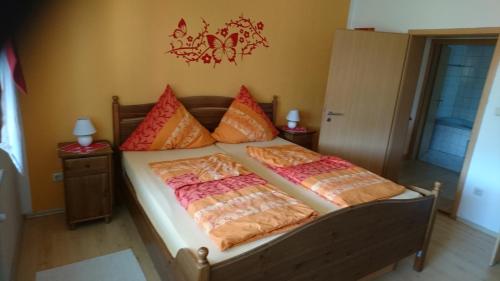 
Ein Bett oder Betten in einem Zimmer der Unterkunft Am Rosengarten
