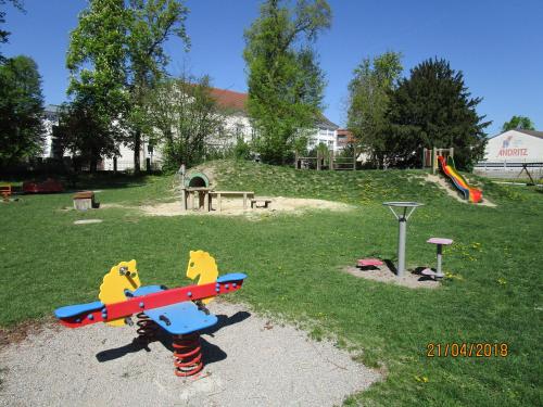 einen Spielplatz mit einem Spielzeugflugzeug auf dem Rasen in der Unterkunft Privatzimmer Familie Wagner in Pöchlarn