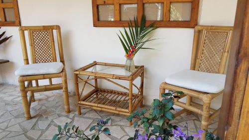 Ein Sitzbereich in der Unterkunft Yucca Beachfront Hotel