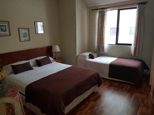 a hotel room with two beds and a window at Hotel 5 Norte in Viña del Mar